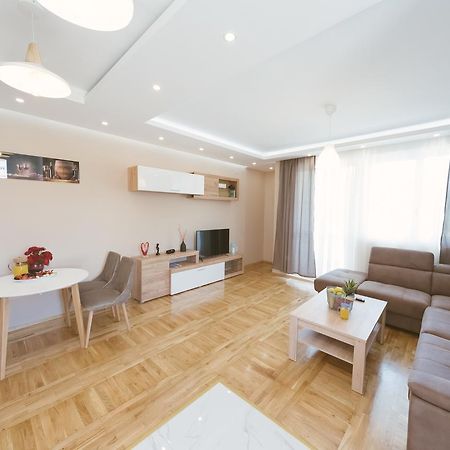 Apartment Luxury Explorer ポドゴリツァ エクステリア 写真