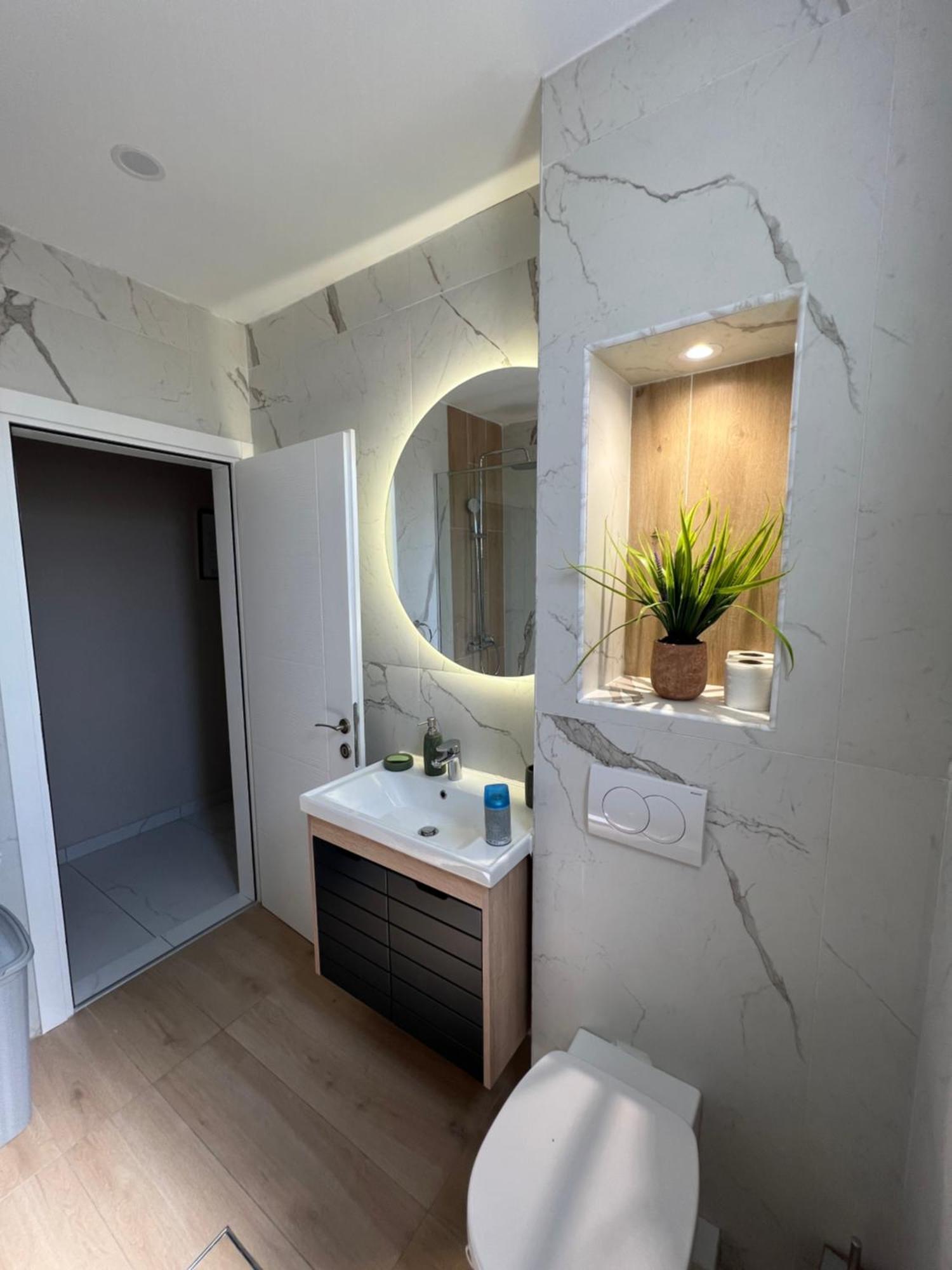 Apartment Luxury Explorer ポドゴリツァ エクステリア 写真