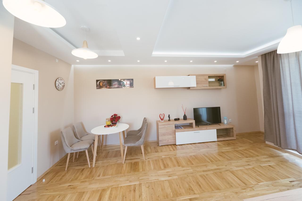 Apartment Luxury Explorer ポドゴリツァ エクステリア 写真